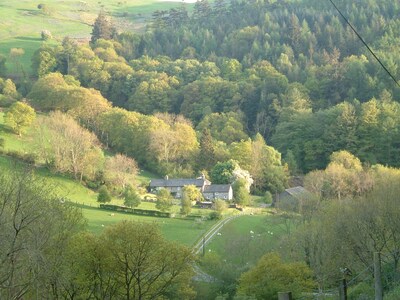 Cabaña aislada de piedra en la granja en Mid -Wales, cerca de playas y montañas.