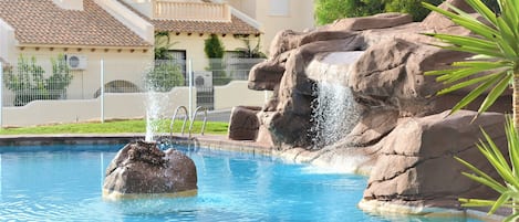 Grande piscine à 25 m de l'appartement