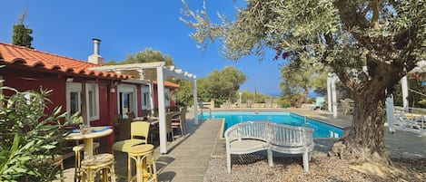 Vue d'ensemble côté piscine avec vue sur mer