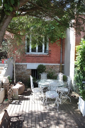 La terrasse devant la maison, 20 mÂČ, exposĂ©e au Sud
