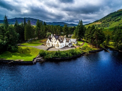 Lochside Cottage, orilla del agua, admite mascotas, corazón del Parque Nacional de Loch Lomond