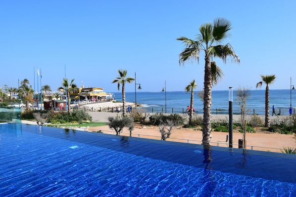 Beautiful infinity pool with island bar