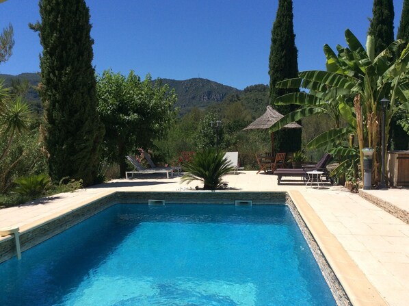 Piscine chauffée avec alarme et sa vue exceptionnelle sur la vallée du Gapeau 