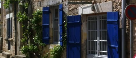 front of the cottage, streetside
