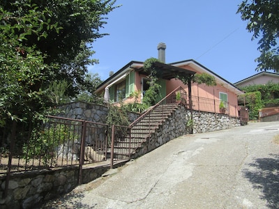 Detached villa just outside the walls of Fosdinovo