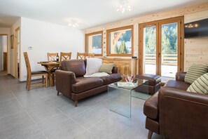 Lounge & dining area