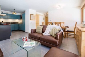 Lounge & kitchen