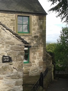 Charming Traditional Cottage In Winster Village, Peak District National Park
