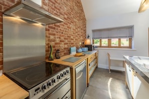 Ground floor: Kitchen with electric oven