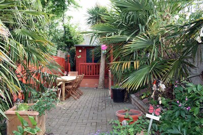 The Palms - a pleasant  and spacious holiday home for 8 - 10.    