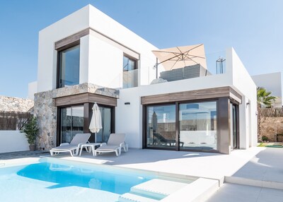 Moderna y nueva casa de 3 dormitorios con piscina, La Finca Golf.