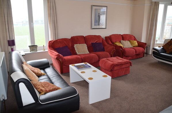 Large sitting room 