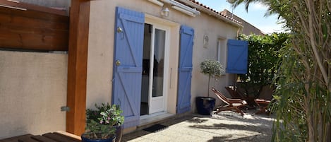 la terrasse, avec table à l'extérieur.