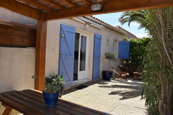 la terrasse, avec table à l'extérieur.