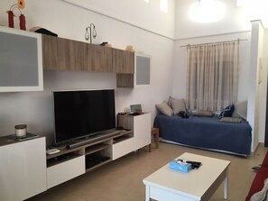 lounge area with day bed by window