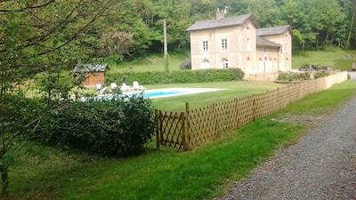La cabaña del novio es una casa de vacaciones aislada con piscina climatizada. Ideal para familias