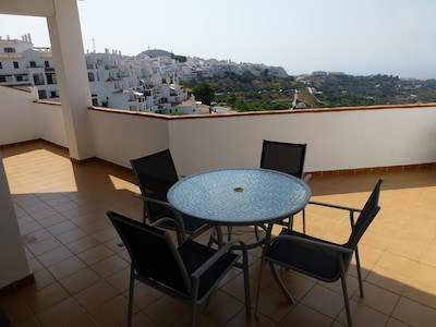 Apartamento con vistas al mar y piscina