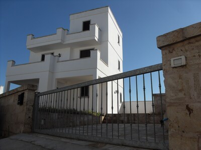 Atemberaubende Villa mit Terrasse, Meerblick, Parkplatz und Garten.