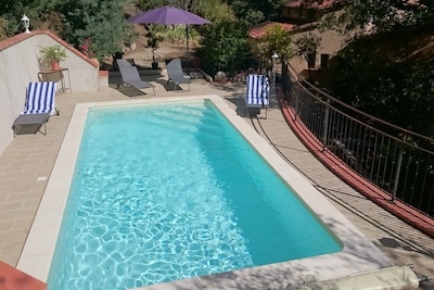Hermosa villa catalana con piscina y amplios jardines.