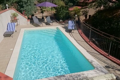 Hermosa villa catalana con piscina y amplios jardines.