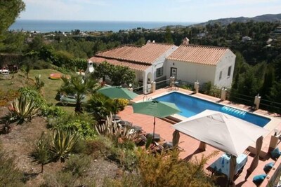 Nerja: Schöne Villa mit Pool und Garten