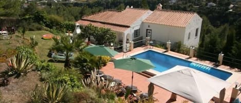 Villa mit Pool, Garten, mehrere Terrassen und Blick auf die Landschaft und das Meer