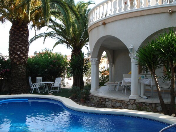 Villa 3 chambres a coucher - 2 salles de bain, salle de séjour,  salle à manger
