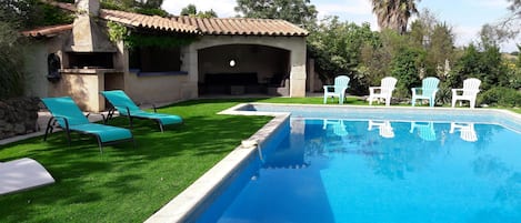 The pool and outside kitchen.
