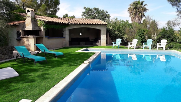The pool and outside kitchen. 