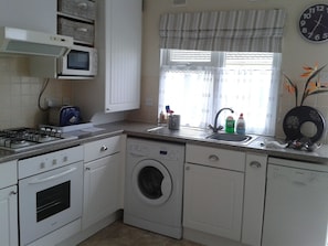 Spacious fully equipped kitchen with dish washer and washing machine
