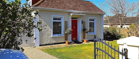 Crayfish Cottage - 10 min walk to beach/harbour or a 2 min drive!