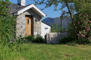 The side garden, table and chairs and lawn with Mountain Views of Snowdonia