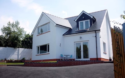 BEAUTIFUL HOUSE WITH AMAZING SEA VIEWS IN ABERPORTH. 10 MINS WALK TO BEACH