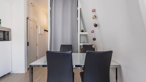 An inviting dining area, right next to the kitchen.
#comfort #portugal #pt #lisbon