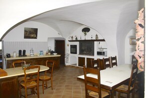 Salle à manger intérieure & cuisine