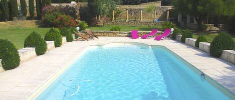 piscine dans jardin clos