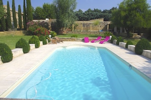 piscine dans jardin clos