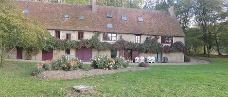 Un ancien Moulin d'une superficie de 300 m2 habitable, au milieu de la nature.