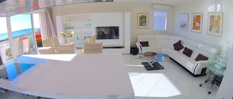 Fisheye shot of Breakfast bar, dining area & lounge