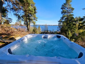 Outdoor spa tub