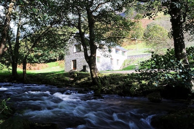 Umgewandelte Wassermühle Mit Schönen Fluss Und Majestätischen Bergen Vor Der Haustür