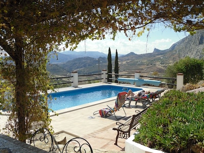 Detached Villa with Pool and large heated Jacuzzi, stunning Mountain Views