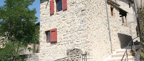 Maison vue de la rue et entrée du jardin à gauche