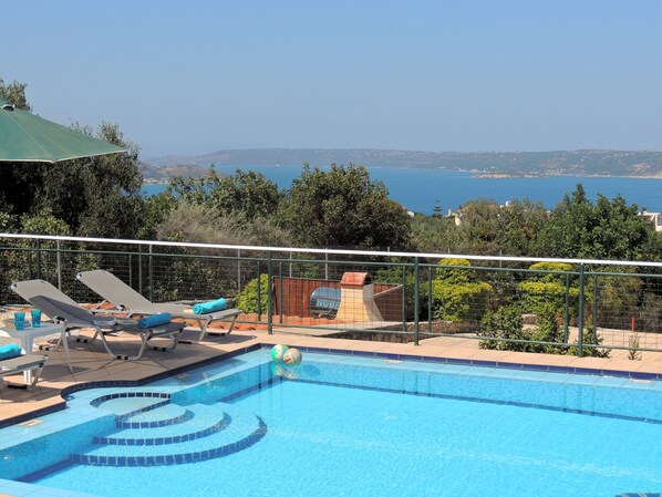 01 Nostalgia pool and sea view.
