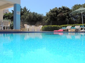 07 Nostalgia pool and outside dining areas.