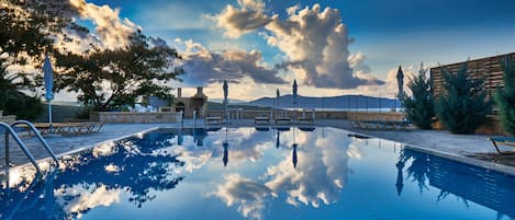 piscine et vue sur la mer