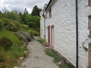 Gravel path to front door of Vorlich Cottage