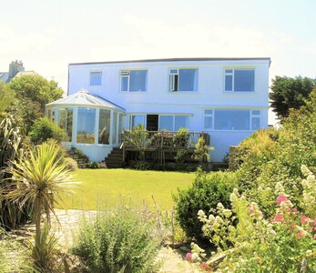 Crantock Cottage, stunning sea views, 5 mins to beach & equipped for children