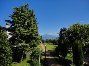 Seeblick von der Terrasse, in Wirklichgkeit noch schoener!