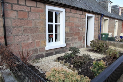 Riverside Cottage City Centre  beside River Ness free Wifi